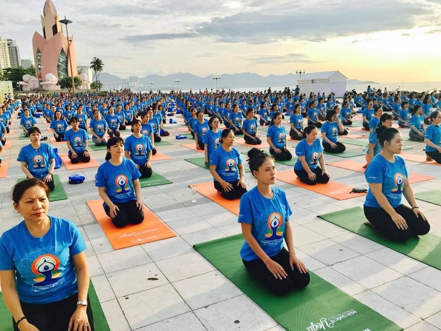 Ngày Quốc tế Yoga do Bảo Việt Nhân thọ tổ chức thu hút hàng ngàn người tham dự.
