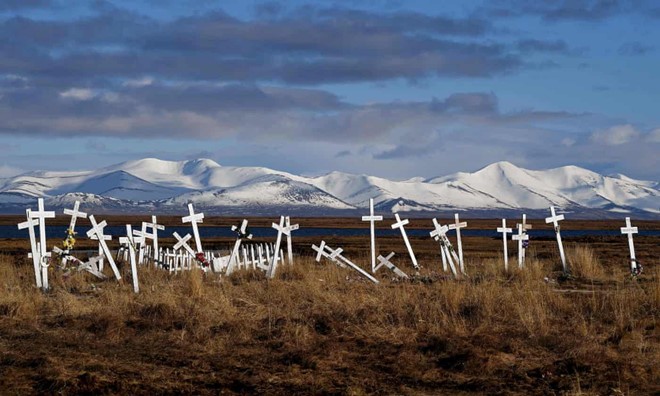 Một nghĩa trang trên lãnh nguyên có tầng đất đóng băng vĩnh cửu đang tan chảy ở Quinhagak của đồng bằng Yukon, Alaska, Mỹ. Ảnh: Getty.