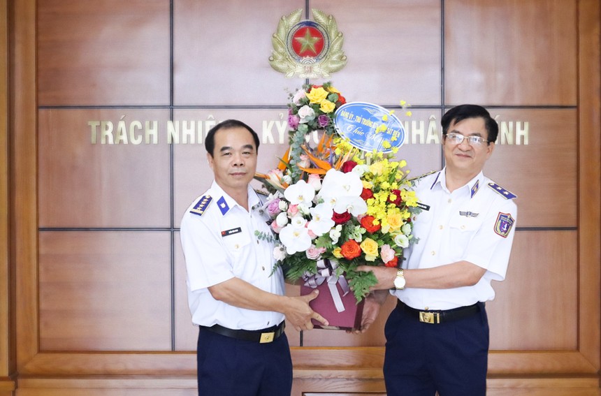 Trung tướng Hoàng Văn Đồng, Bí thư Đảng ủy, Chính ủy Cảnh sát biển chúc mừng Đại tá Trần Văn Nam.