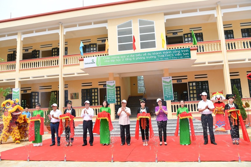 Các đại biểu tham gia cắt băng khánh thành công trình Trường TH&THCS Viễn Sơn.