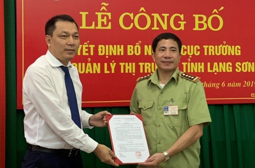 Thứ trưởng Đặng Hoàng An trao quyết định cho ông Nguyễn Văn Trường.