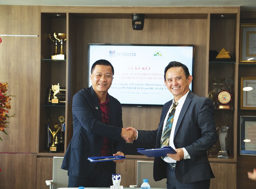 Chủ tịch HĐQT Petrosetco Phùng Tuấn Hà (trái) ký hợp đồng độc quyền phân phối sản phẩm phân bón hữu cơ thương hiệu Humate với CEO Humate USA, ông Sam Cuong Dat Quach.