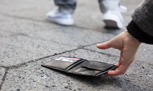 Một nhóm trợ lý gồm 13 người đã thử đánh rơi 17.000 chiếc ví ở nhiều quốc gia trong thử nghiệm này. Ảnh: Shutterstock.