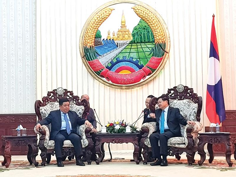 Thủ tướng Lào Thongloun Sisoulith (bên phải) tiếp Bộ trưởng Bộ Kế hoạch và Đầu tư Nguyễn Chí Dũng.