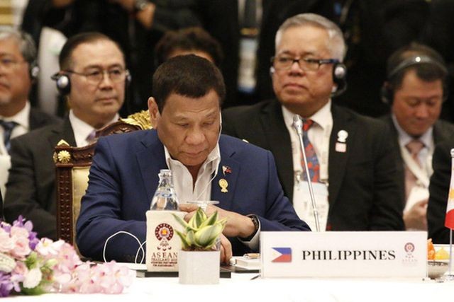 Tổng thống Philippines Rodrigo Duterte cám ơn thuyền viên Việt Nam tại Hội nghị cấp cao ASEAN. Ảnh: GMA.