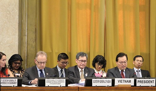 Đại sứ, trưởng phái đoàn Việt Nam tại Geneva Dương Chí Dũng (hàng đầu, đầu tiên từ phải sang) chủ trì Hội nghị Giải trừ quân bị (CD) tại trụ sở Liên Hợp Quốc ở Geneva, Thụy Sĩ hôm 25/6. Ảnh: Bộ Ngoại giao.