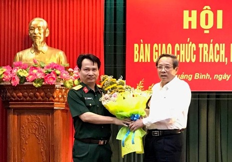 Bí thư Tỉnh ủy Quảng Bình Hoàng Đăng Quang chúc mừng Đại tá Nguyễn Văn Man được bổ nhiệm giữ chức Phó Tư lệnh Quân khu 4.