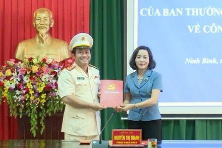 Bí thư Tỉnh ủy Ninh Bình Nguyễn Thị Thanh trao quyết định cho Đại tá Phạm Văn Sơn.