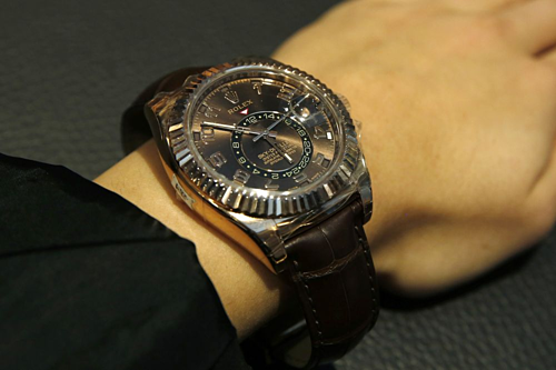 Một chiếc đồng hồ đeo tay bằng vàng của Rolex. Ảnh: Bloomberg.