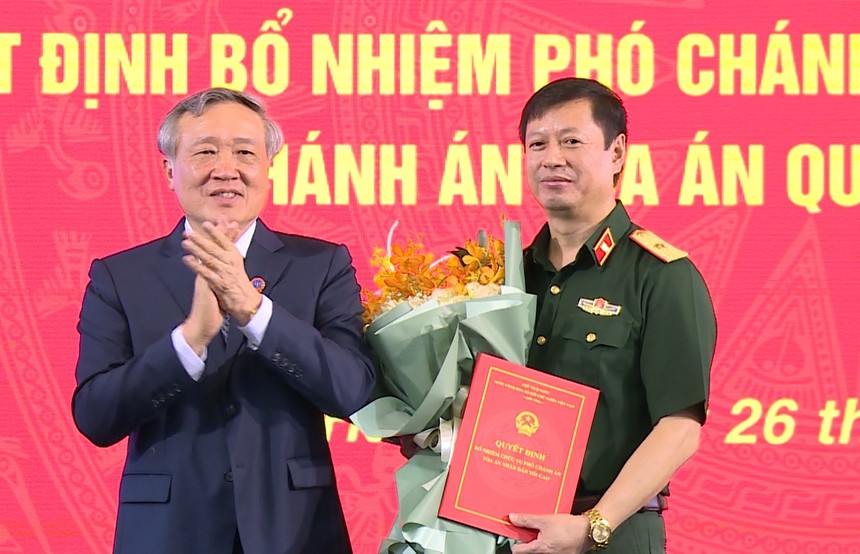 Bí thư Trung ương Đảng, Chánh án Tòa án nhân dân tối cao Nguyễn Hòa Bình trao quyết định và chúc mừng Thiếu tướng Dương Văn Thăng.