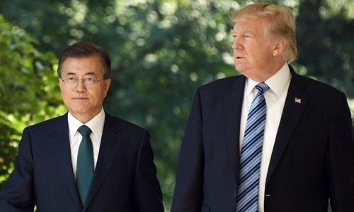Tổng thống Hàn Quốc Moon Jae-in (trái) và Tổng thống Mỹ Trump tại Nhà Trắng năm 2017. Ảnh: AFP.