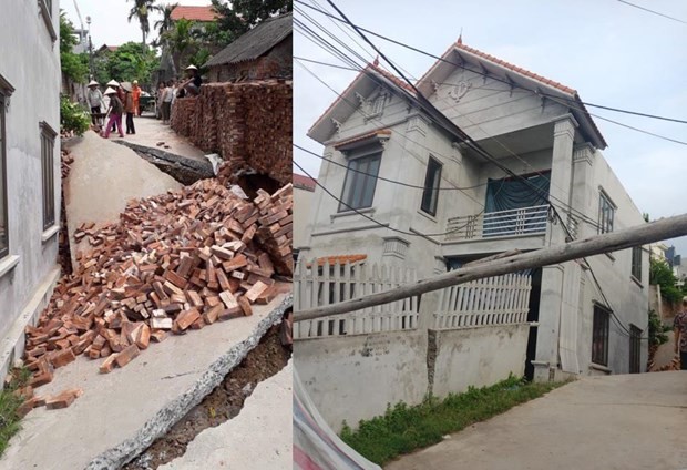 Hình ảnh con đường bị sụt sâu xuống 3-4m cùng ngôi nhà bị lún (Ảnh: Nguyễn Kim Tuấn/Vietnam+).