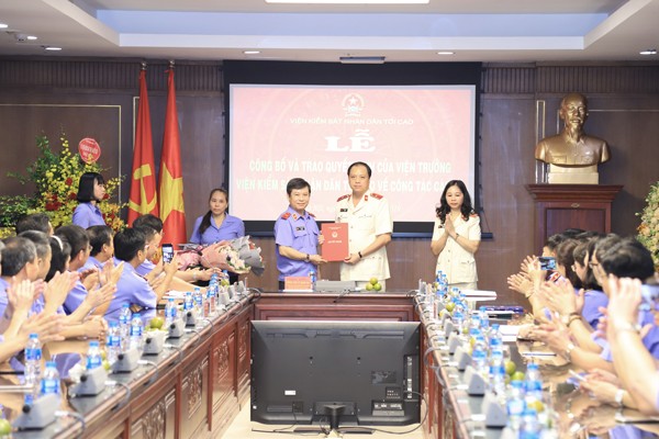 Viện trưởng Viện Kiểm sát nhân dân tối cao Lê Minh Trí trao quyết định cho ông Lê Tiến.