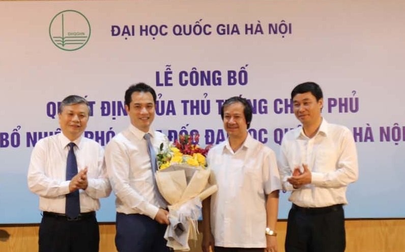 Lãnh đạo Bộ Nội vụ và Đại học Quốc gia Hà Nội chúc mừng PGS.TS Phạm Bảo Sơn.