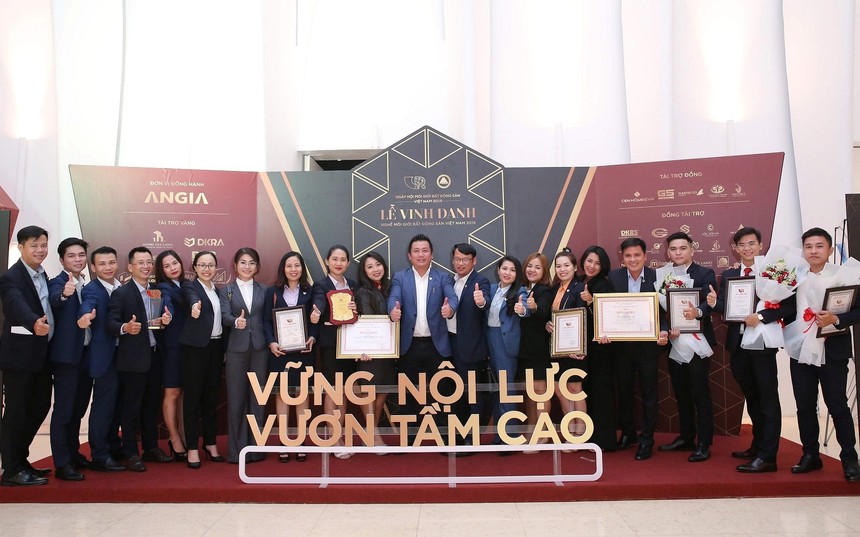Ban lãnh đạo và ban điều hành hệ thống DKRA Vietnam tại Lễ vinh danh nghề môi giới Bất động sản Việt Nam 2019.