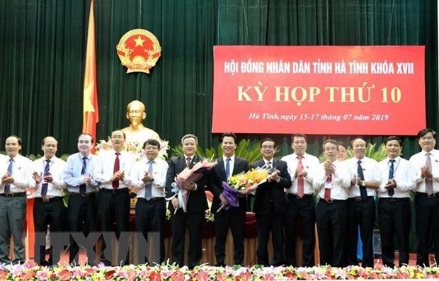Các đại biểu tham dự kỳ họp chúc mừng ông Trần Tiến Hưng được làm bầu giữ chức Chủ tịch Ủy ban Nhân dân tỉnh Hà Tĩnh. (Ảnh: Công Tường/TTXVN).