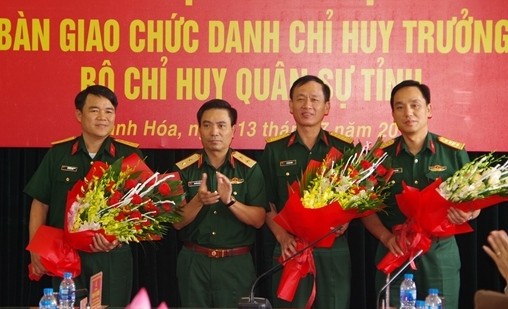 Trung tướng Nguyễn Doãn Anh, Tư lệnh Quân khu 4 chúc mừng các đồng chí được bổ nhiệm chức vụ mới. Ảnh báo Thanh Hóa.