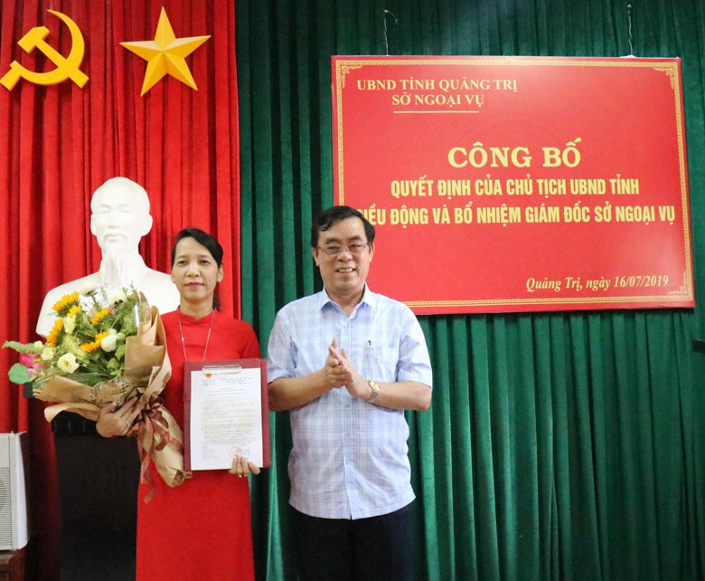 Ông Nguyễn Đức Chính, Phó Bí thư Tỉnh ủy, Chủ tịch UBND tỉnh Quảng Trị trao quyết định bổ nhiệm bà Nguyễn Triều Thương làm Giám đốc Sở Ngoại vụ.