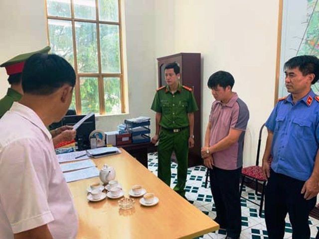 Ông Tống Quang Thái bị cơ quan chức năng đọc lệnh bắt tạm giam tại phòng làm việc.