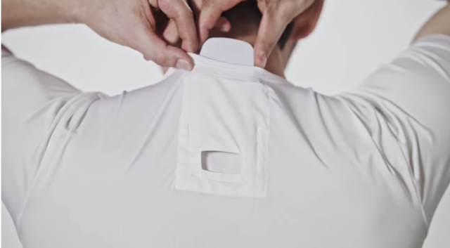 Chiếc máy điều hoà gắn sau lưng áo sẽ giúp người dùng không còn bị nóng bức trong những ngày hè chói chang.
