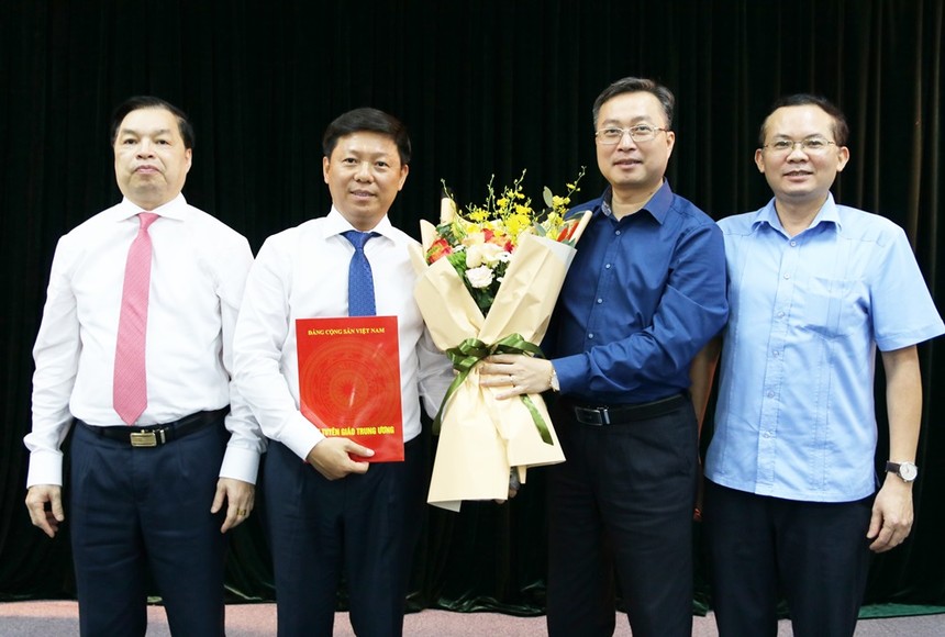 Lãnh đạo Ban Tuyên giáo Trung ương chúc mừng đồng chí Trần Thanh Lâm.