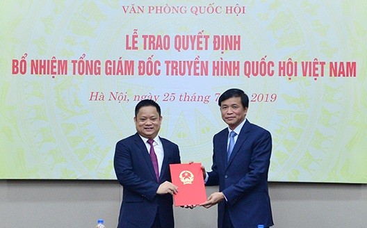 Đồng chí Nguyễn Hạnh Phúc trao quyết định và chúc mừng đồng chí Vũ Minh Tuấn.