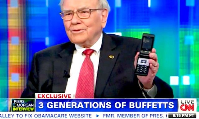 Warren Buffett và chiếc điện thoại cổ điển của mình trong buổi phỏng vấn với CNBC.