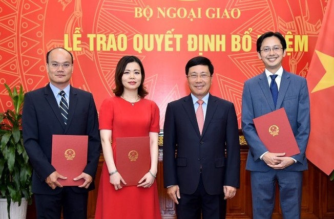 Phó Thủ tướng, Bộ trưởng Ngoại giao Phạm Bình Minh trao quyết định và chúc mừng 3 tân Vụ trưởng.