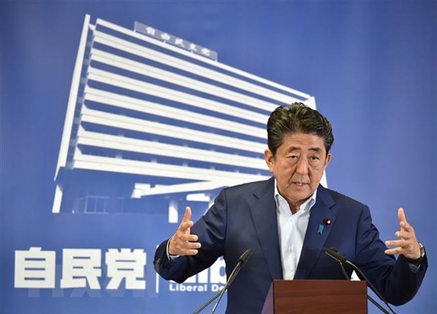Thủ tướng Nhật Bản Shinzo Abe phát biểu trong cuộc họp báo tại trụ sở đảng LDP tại Tokyo. (Ảnh: AFP/TTXVN).
