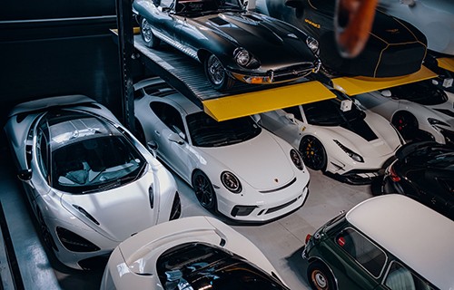 Garage tầng với toàn những siêu xe danh tiếng.