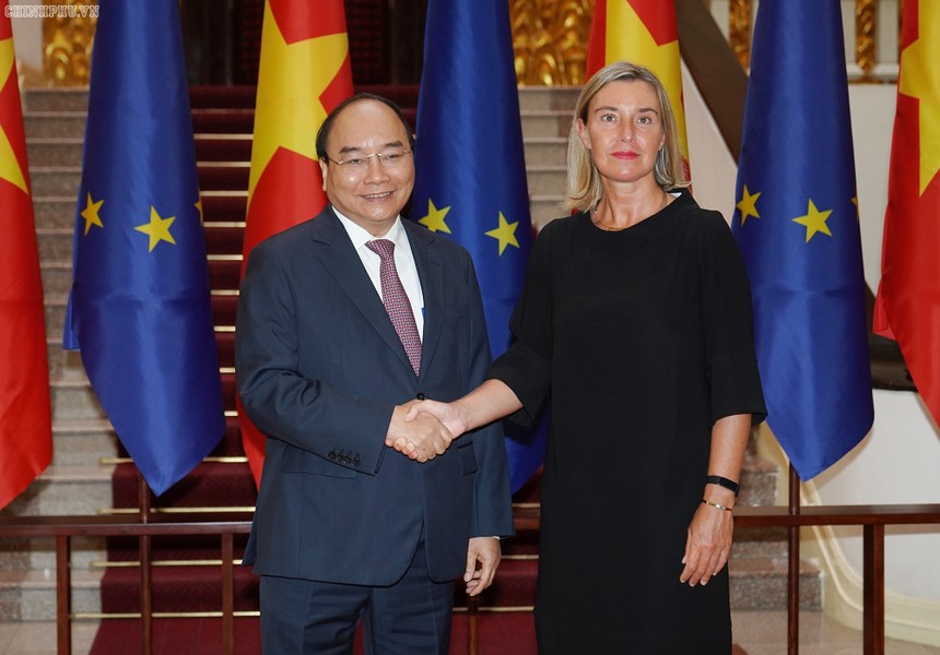 Thủ tướng Nguyễn Xuân Phúc và Phó Chủ tịch EC, Đại diện cấp cao của EU về Chính sách đối ngoại và an ninh Federica Mogherini - Ảnh: VGP/Quang Hiếu.