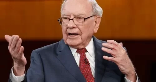 Huyền thoại đầu tư Warren Buffett trong một sự kiện. Ảnh: CNBC.