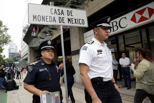 Các sĩ quan cảnh sát trong một hoạt động an ninh sau khi những tên cướp có vũ trang đã đánh cắp những đồng tiền vàng trị giá hơn 2 triệu USD ở Mexico City ngày 6 tháng 8.
