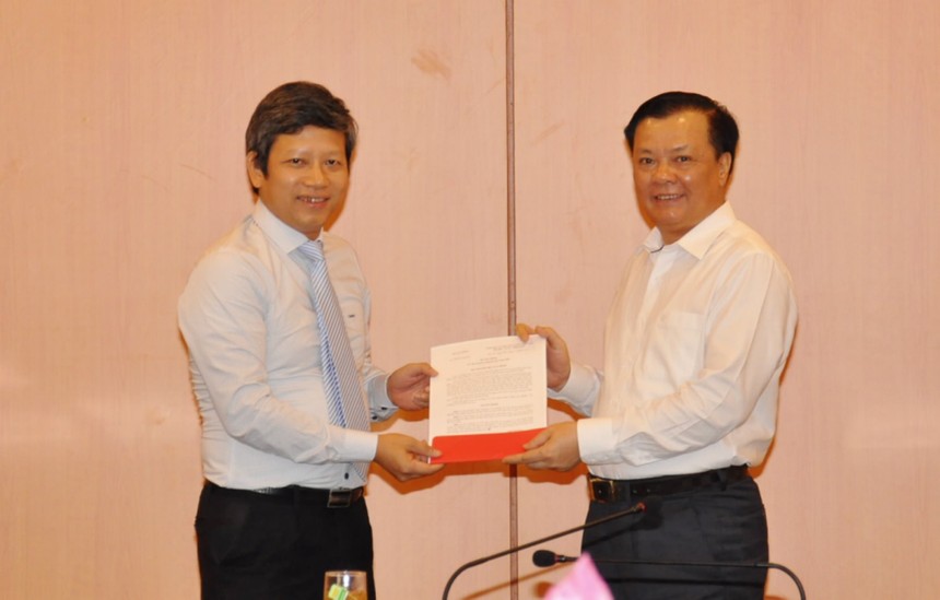 Bộ trưởng Đinh Tiến Dũng trao quyết định và chúc mừng đồng chí Phạm Văn Trường.