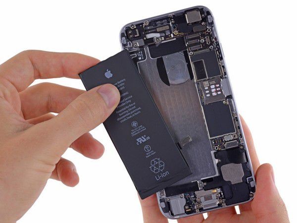 Apple “tung chiêu” ép người dùng iPhone phải thay pin chính hãng