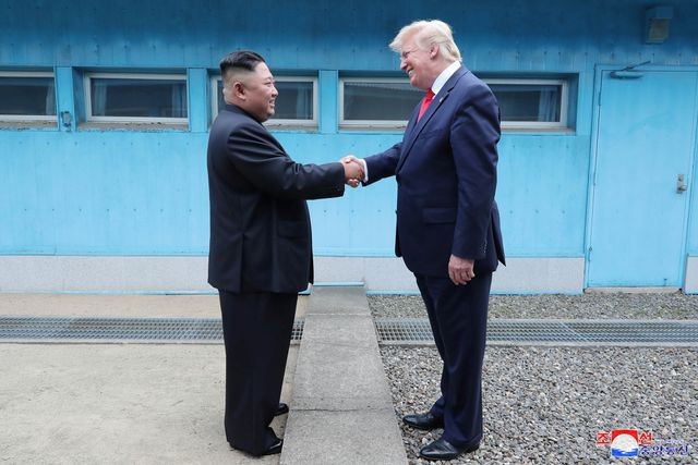 Tổng thống Trump và nhà lãnh đạo Kim Jong-un bắt tay tại đường ranh giới chia tách Hàn - Triều. (Ảnh: Reuters).