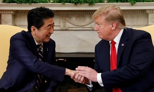 Thủ tướng Nhật Bản Shinzo Abe (trái) và Tổng thống Mỹ Donald Trump (phải) tại Nhà Trắng ngày 26/4. Ảnh: Reuters.