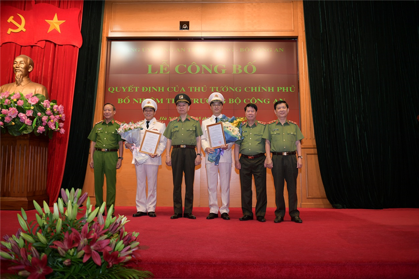 Lãnh đạo Bộ Công an chúc mừng hai tân Thứ trưởng Lương Tam Quang, Nguyễn Duy Ngọc. Ảnh BCA.