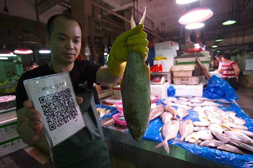 Mua hàng ở chợ cá tại Thâm Quyến cũng quét QR code để trả tiền. Ảnh: SCMP.