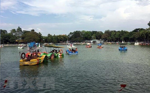 Bơi thuyền bên hồ tại công viên Văn hóa Đầm Sen. (Ảnh: Thanh Vũ/TTXVN).