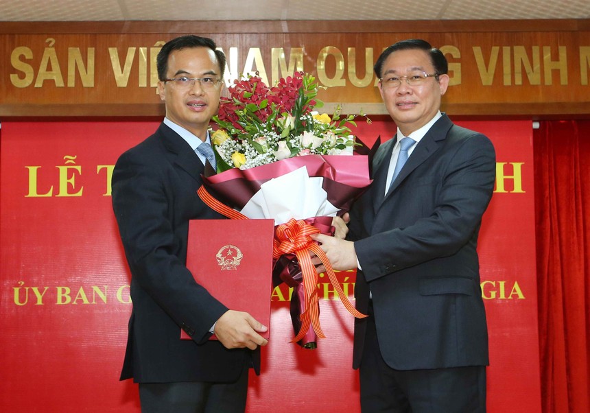 Phó Thủ tướng Vương Đình Huệ trao Quyết định cho ông Vũ Nhữ Thăng. Ảnh VGP/Thành Chung.