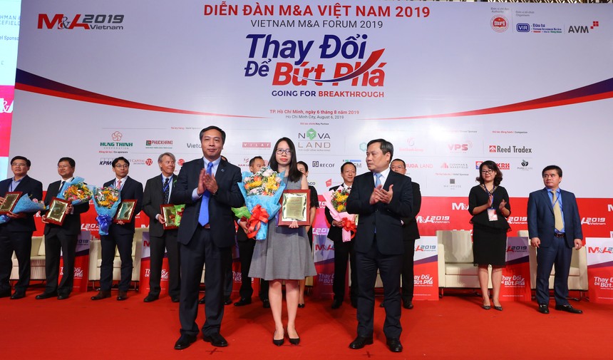 Đại diện BVSC nhận giải “Tổ chức tư vấn M&A tiêu biểu Việt Nam năm 2018-2019” tại Diễn đàn M&A Việt Nam 2019.