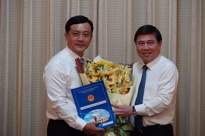 Chủ tịch UBND TP.HCM Nguyễn Thành Phong (phải) trao quyết định bổ nhiệm ông Hà Phước Thắng.
