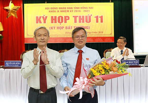 Bí thư Tỉnh ủy, Chủ tịch Hội đồng nhân dân tỉnh Đồng Nai Nguyễn Phú Cường tặng hoa chúc mừng tân Chủ tịch UBND tỉnh Cao Tiến Dũng (phải).