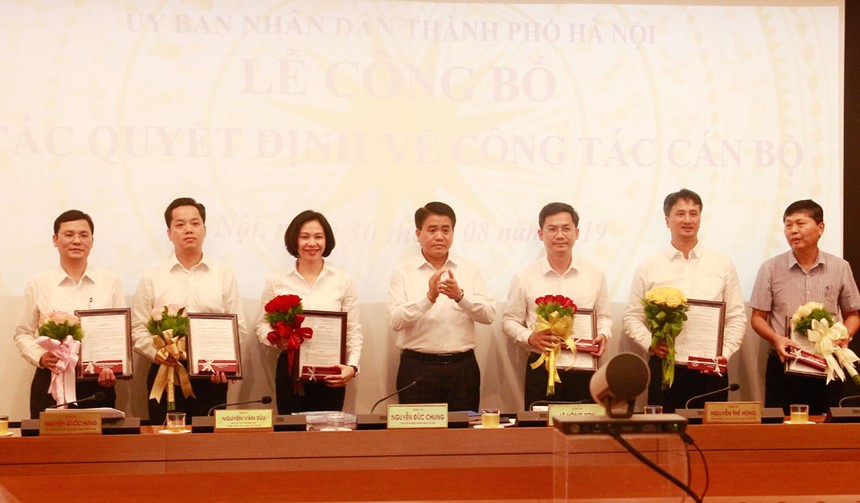 Chủ tịch UBND thành phố Hà Nội Nguyễn Đức Chung trao các quyết định cho các cán bộ được điều động, bổ nhiệm.