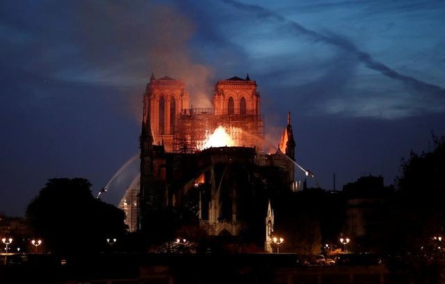 Cháy lớn ở Nhà thờ Đức bà tại Paris, Pháp. Ảnh: Reuters.