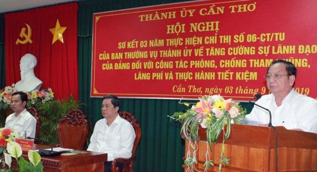 Ông Trần Quốc Trung, Bí thư Thành ủy Cần Thơ phát biểu tại cuộc họp.