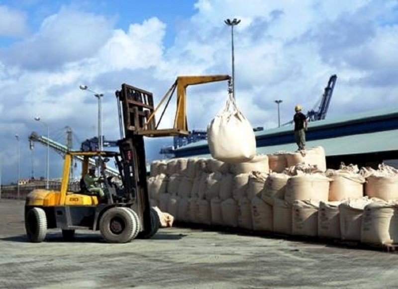 Sự gia tăng của xi măng nhập khẩu, chủ yếu từ Việt Nam đã buộc chính phủ Philippines áp thuế quan đối với nguyên liệu xây dựng này, nhằm bảo vệ ngành công nghiệp trong nước khỏi các doanh nghiệp nước ngoài.
