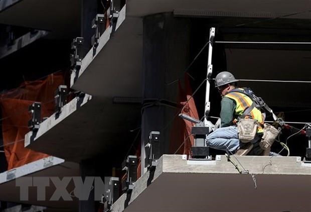 Công nhân làm việc tại một công trường xây dựng ở San Francisco, California, Mỹ. (Ảnh: AFP/TTXVN).