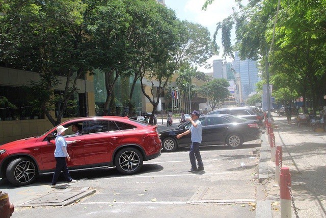 Thu phí ô tô đỗ dưới lòng đường tại TPHCM đang gặp nhiều khó khăn, thu không đủ bù chi. Trong ảnh: thu phí đỗ ô tô trên đường Lê Lai (quận 1).